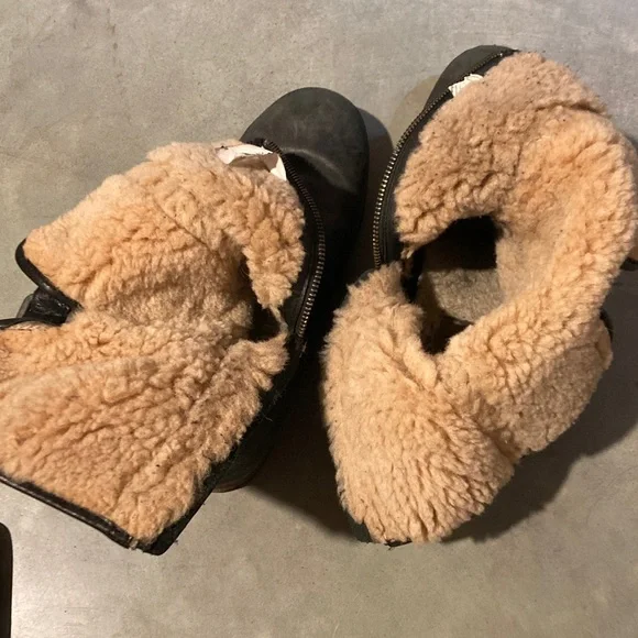 Ugg Chaney Leather Shearling Boot - Picture 5 of 8